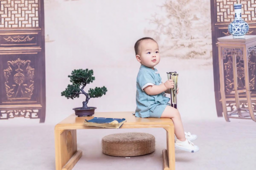 博尔塔拉孕妇尖肚子和圆肚子